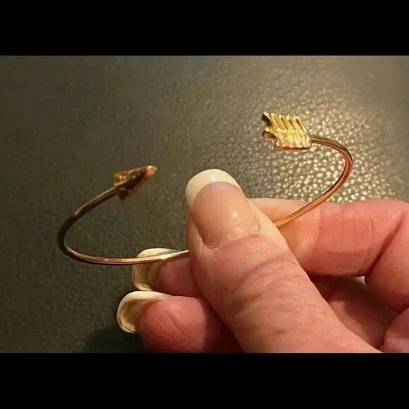 SALE* Gold Double layer arrow and knot bracelets - Picture 3 of 5